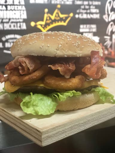 Hamburguesa BBQ + Aros + Tocino + Papas