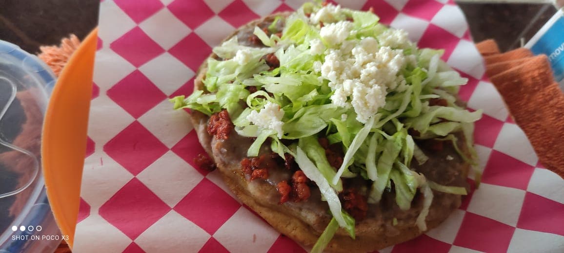 Sope con carne molida.