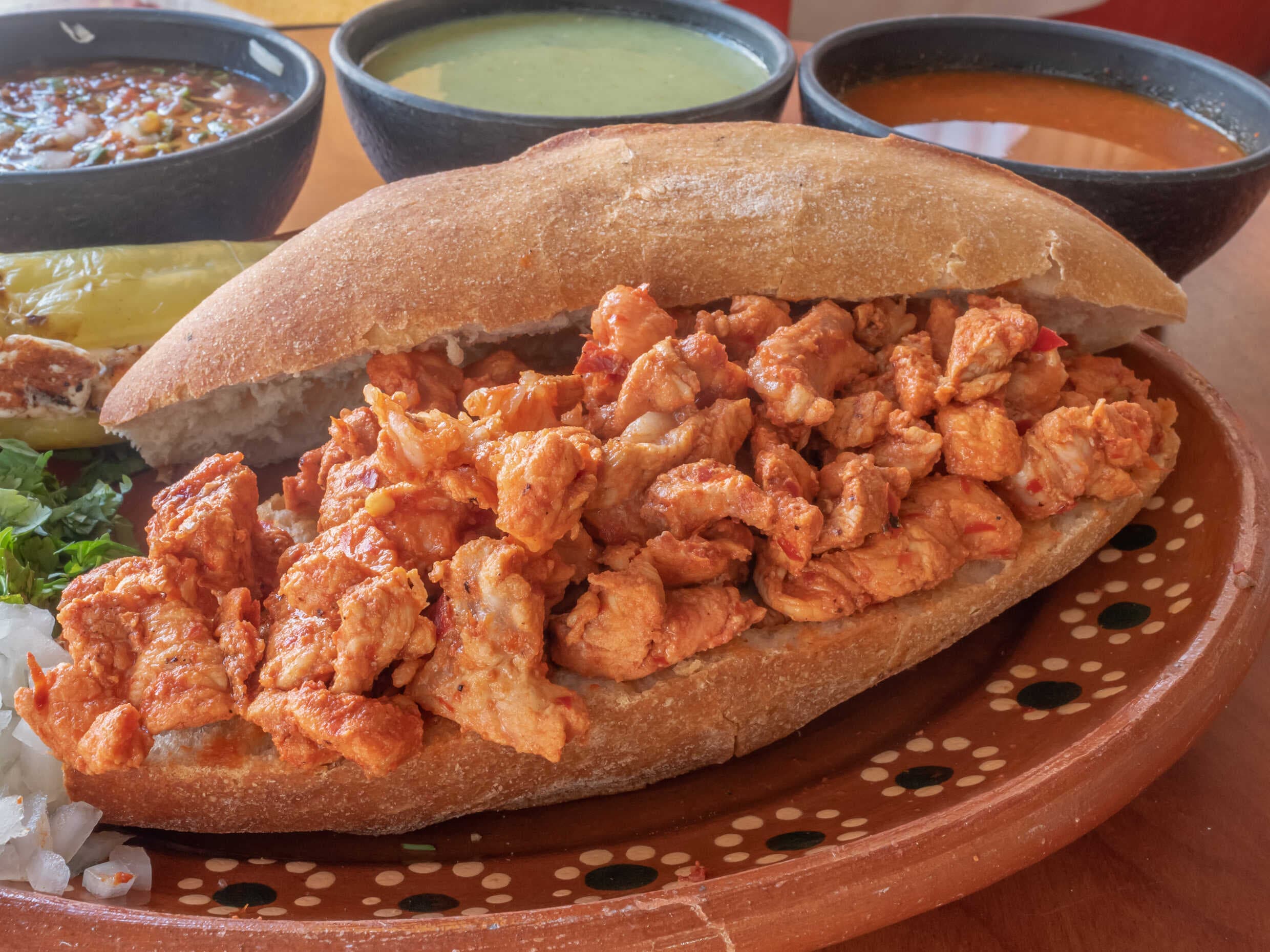 Lonche de carne adobada