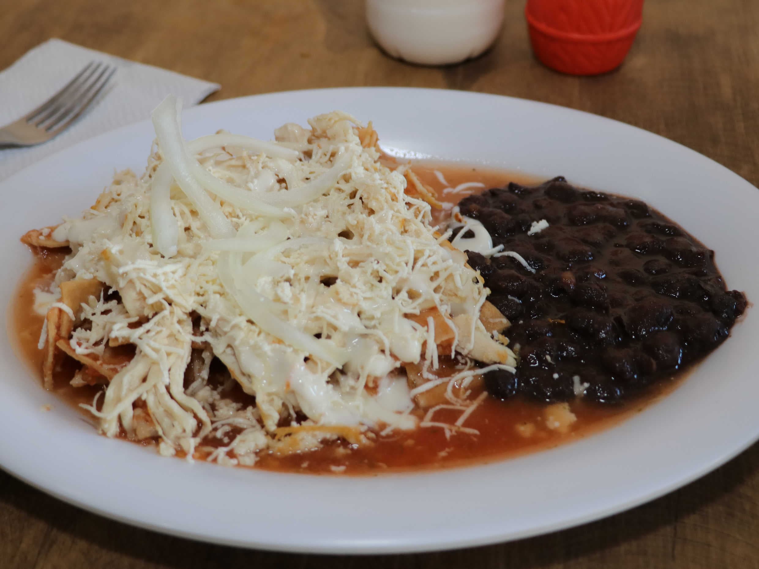 Chilaquiles con Pollo Desmenuzado