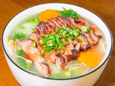 Sopa de Fideos con Lechón de Cerdo