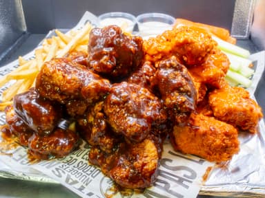 Alitas Mega con papas