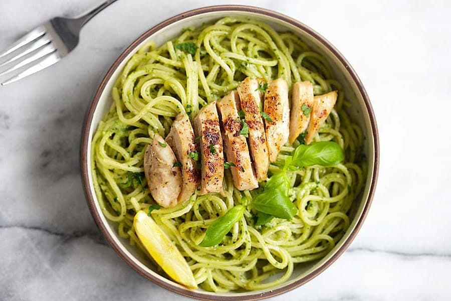Spaghetti al Pesto con Pechuga de Pollo o Bistec