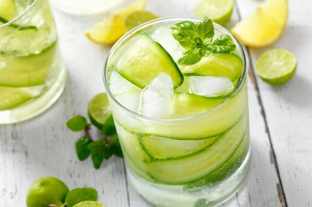 Bebida de Pepino con Hierba Buena