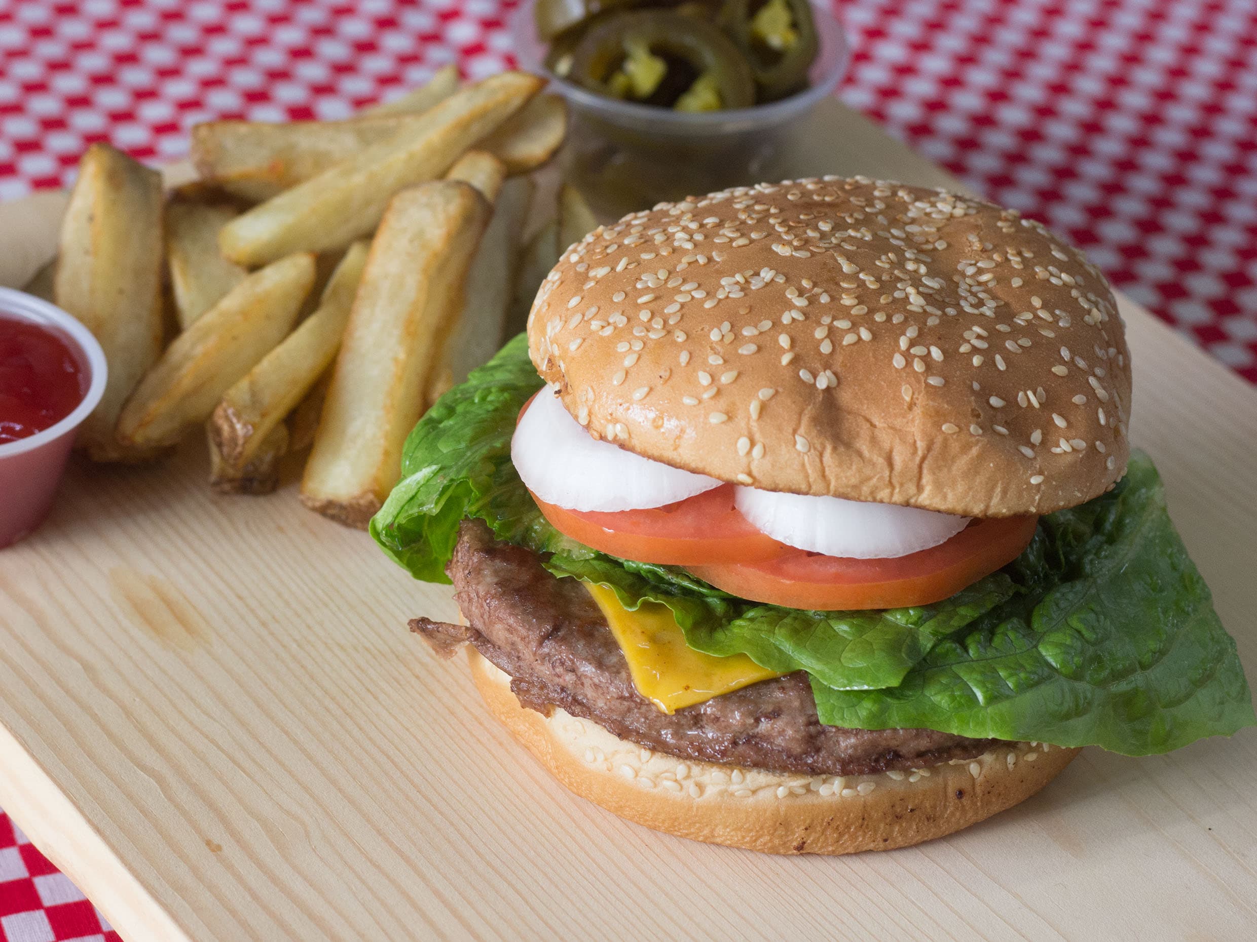 Hamburguesa de Res con Papas Fritas