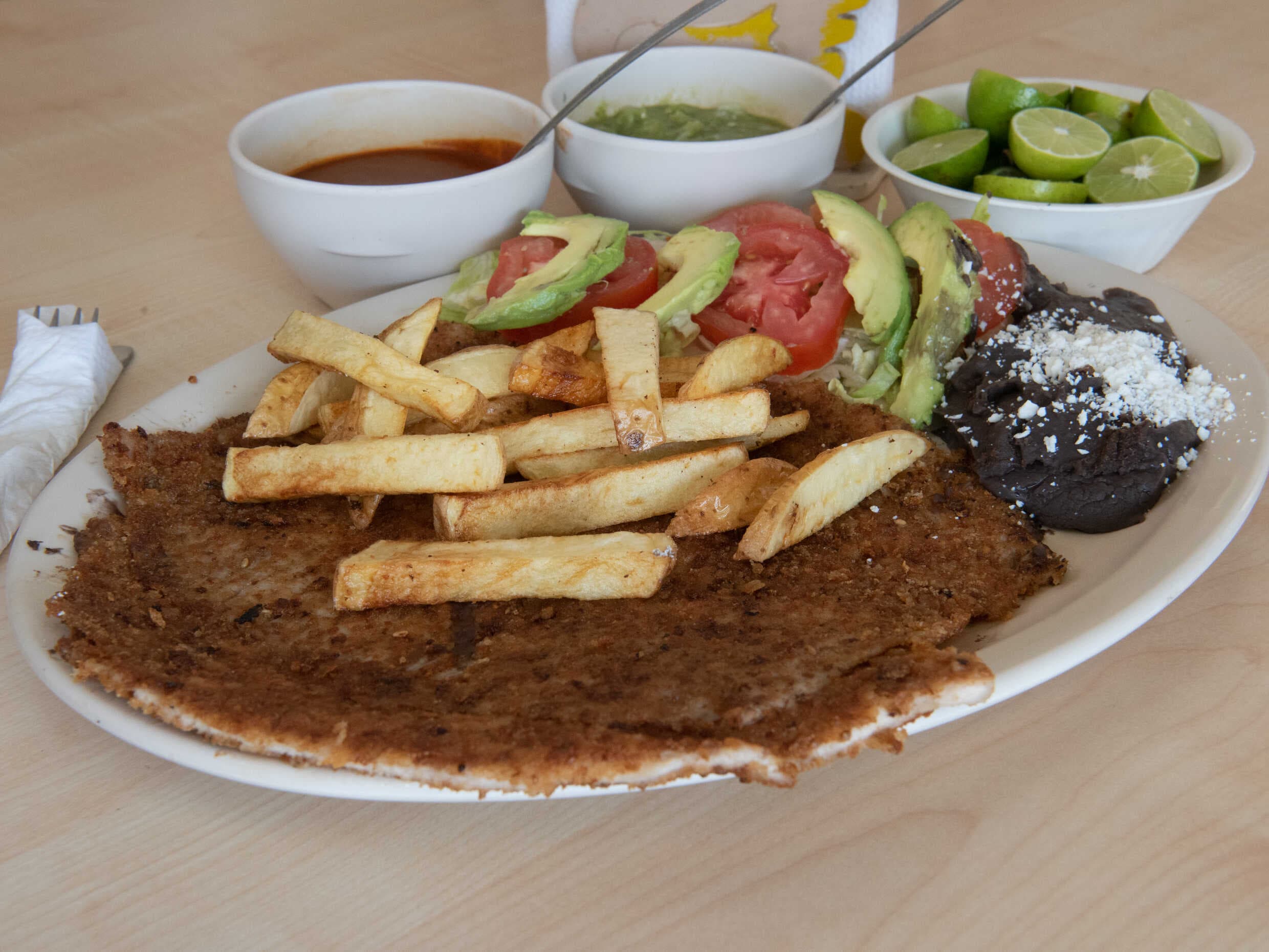Milanesa con Ensalada y Papas