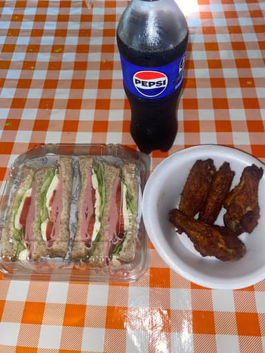 Sándwich M. Pollo Queso + 4 Alitas/Boneless Bebida