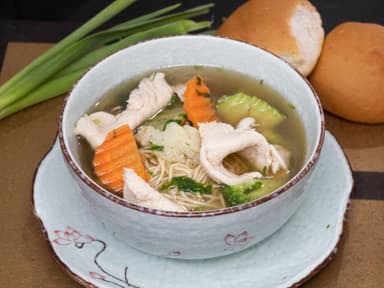 Consomé de Pollo, Verduras y Huevo