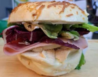 Bagel de Pollo con Queso