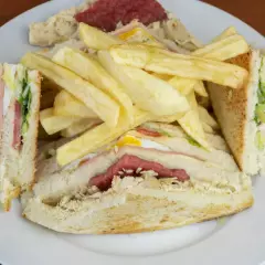 Club Sándwich Clásico más Jugo La Fresca 21 oz
