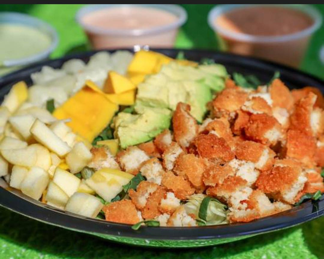 Ensalada De Pollo , Fruta Y Aguacate