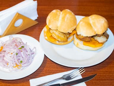 2 Sándwiches de Chicharrón