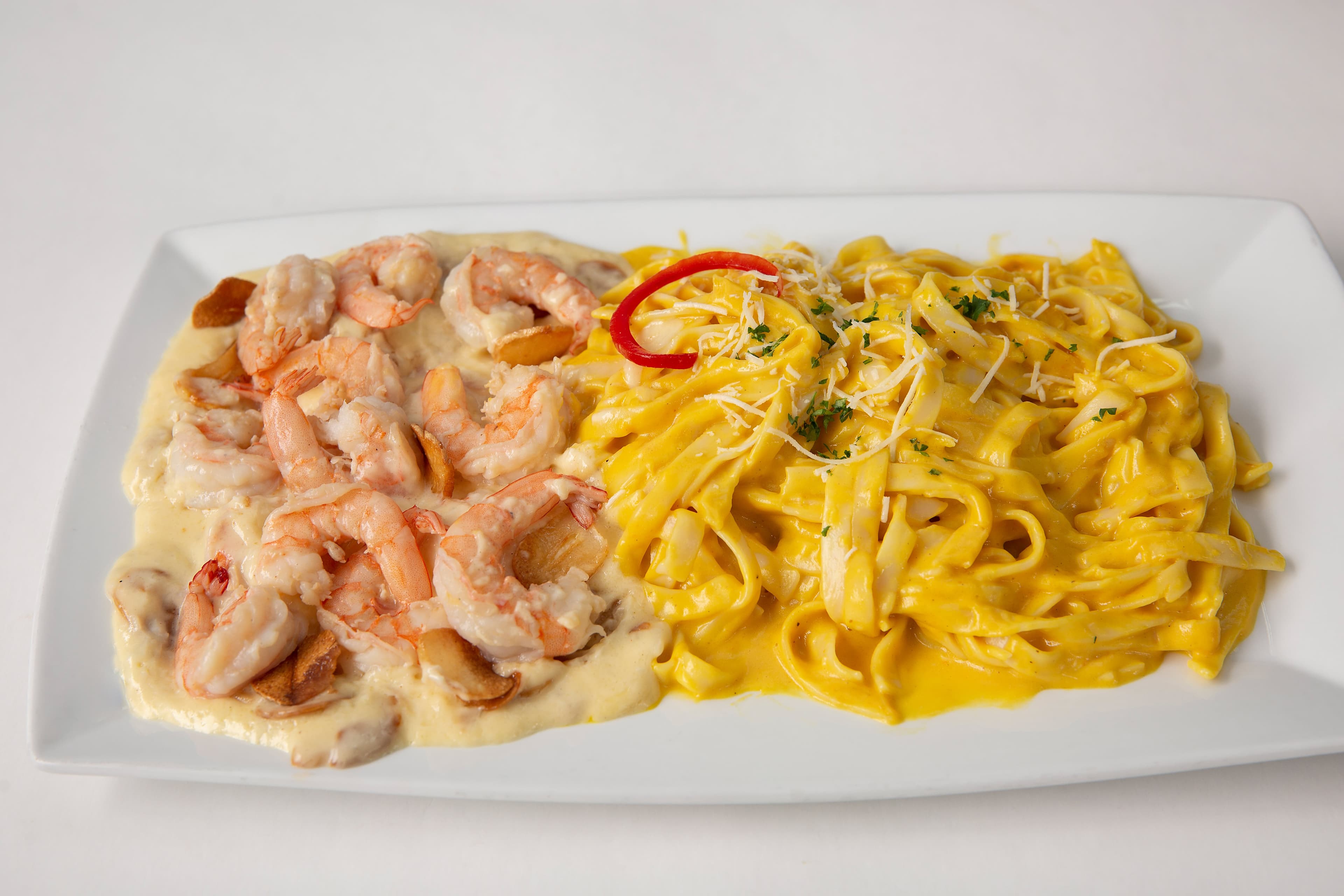 Fetuccini a la Huancaína con Langostinos al Ajo