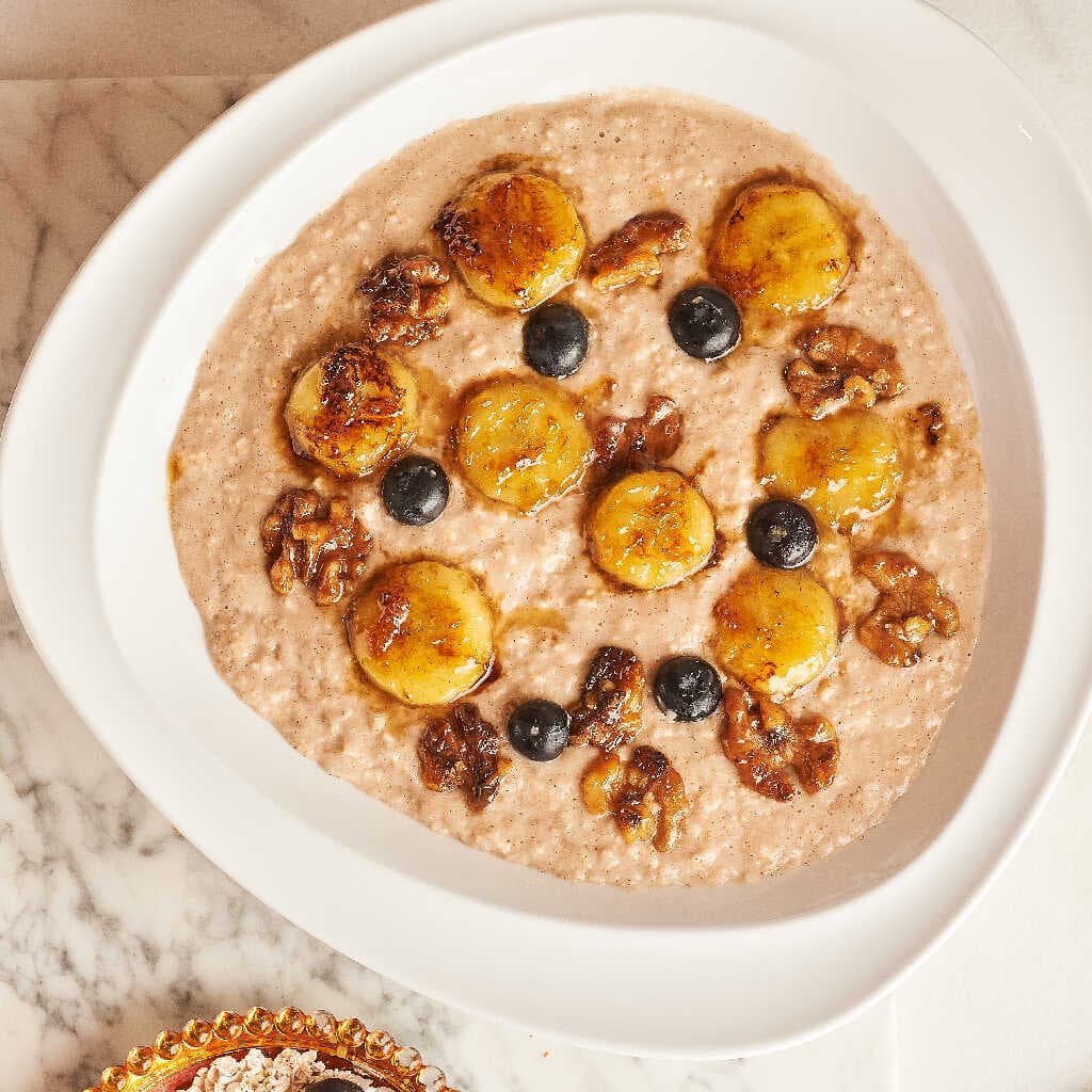Avena Caliente con Bananos Caramelizados