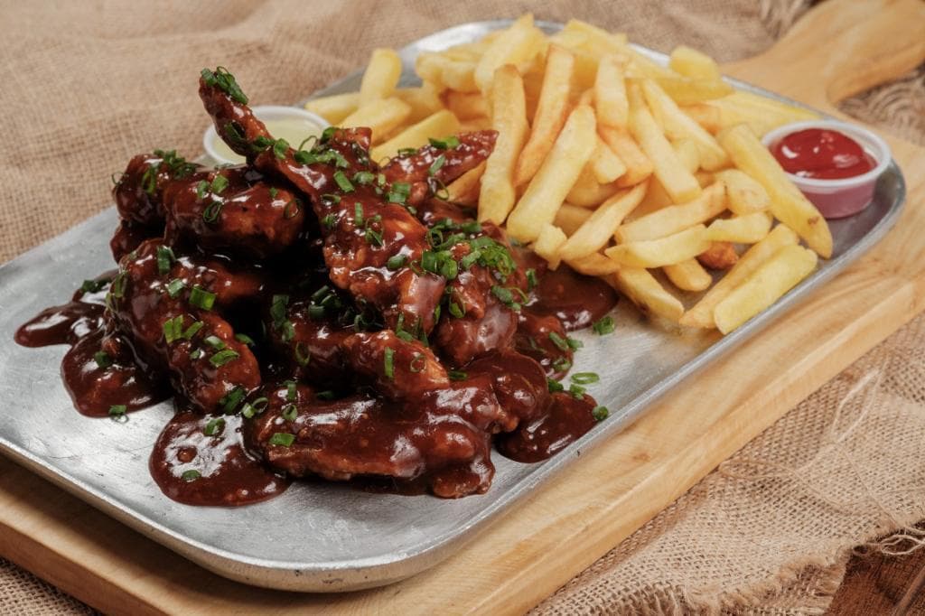 Alas en salsa BBQ + Bebida