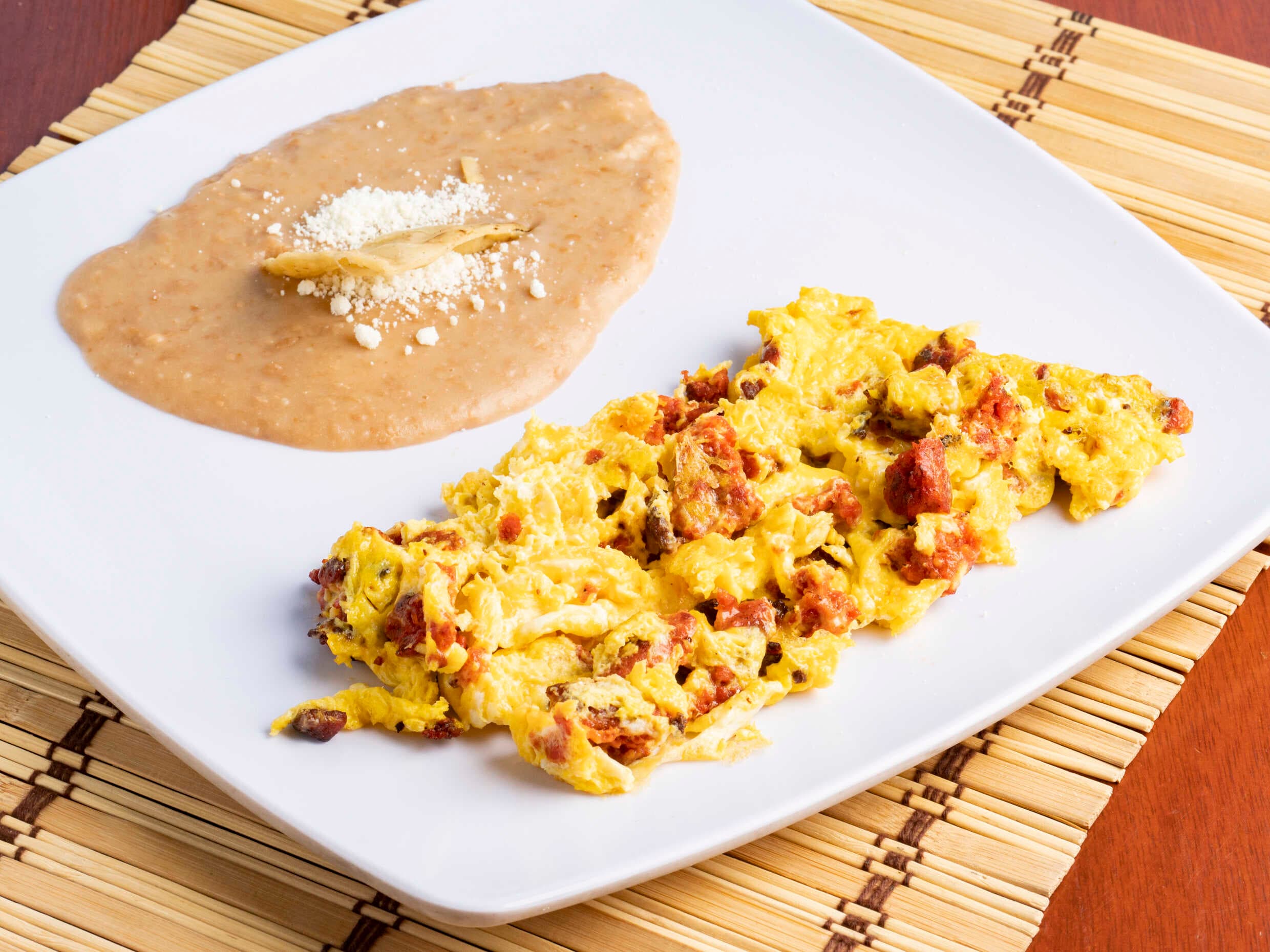 HUEVOS CON CHORIZO + 1 CAFE DE OLLA
