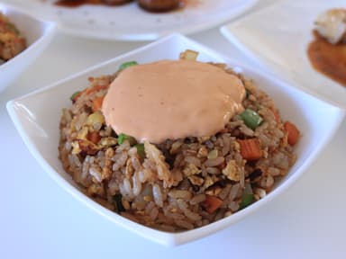 Yakimeshi Mixto con Salsa Chipotle
