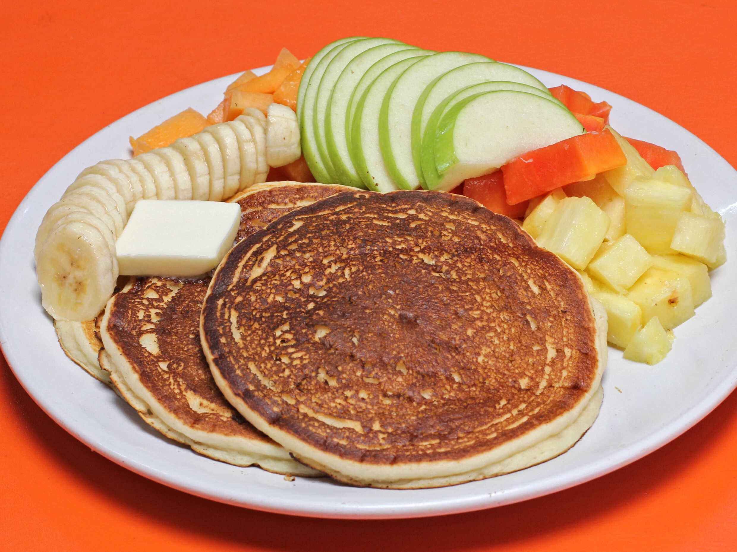 Hot cakes con fruta de temporada