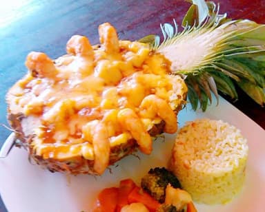 Piña Rellena de Camarón