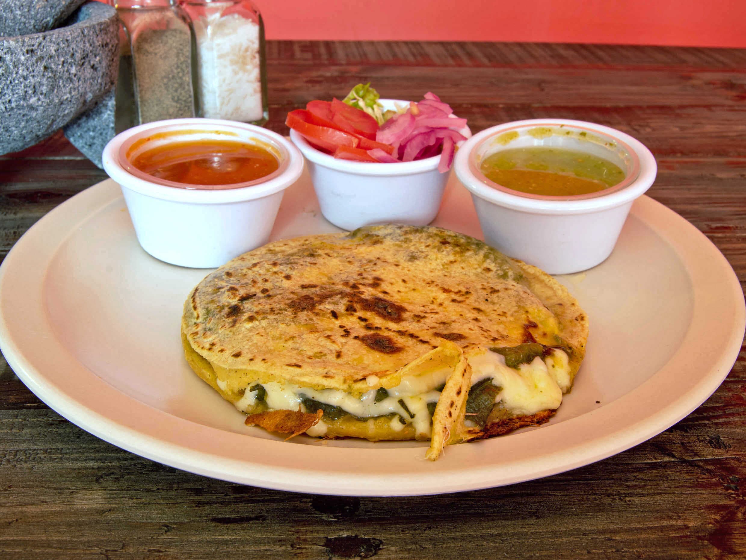 Gordita De Rajas Con Queso