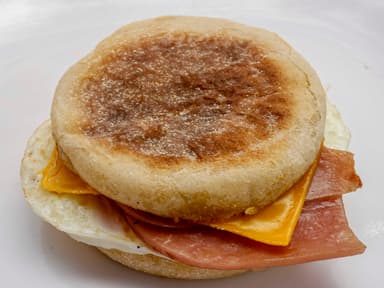 Muffin con Huevo, Jamon y Queso.