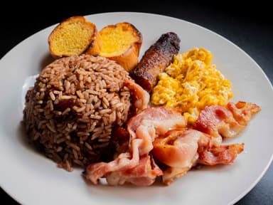 Gallo Pinto Economico con huevo y tocineta