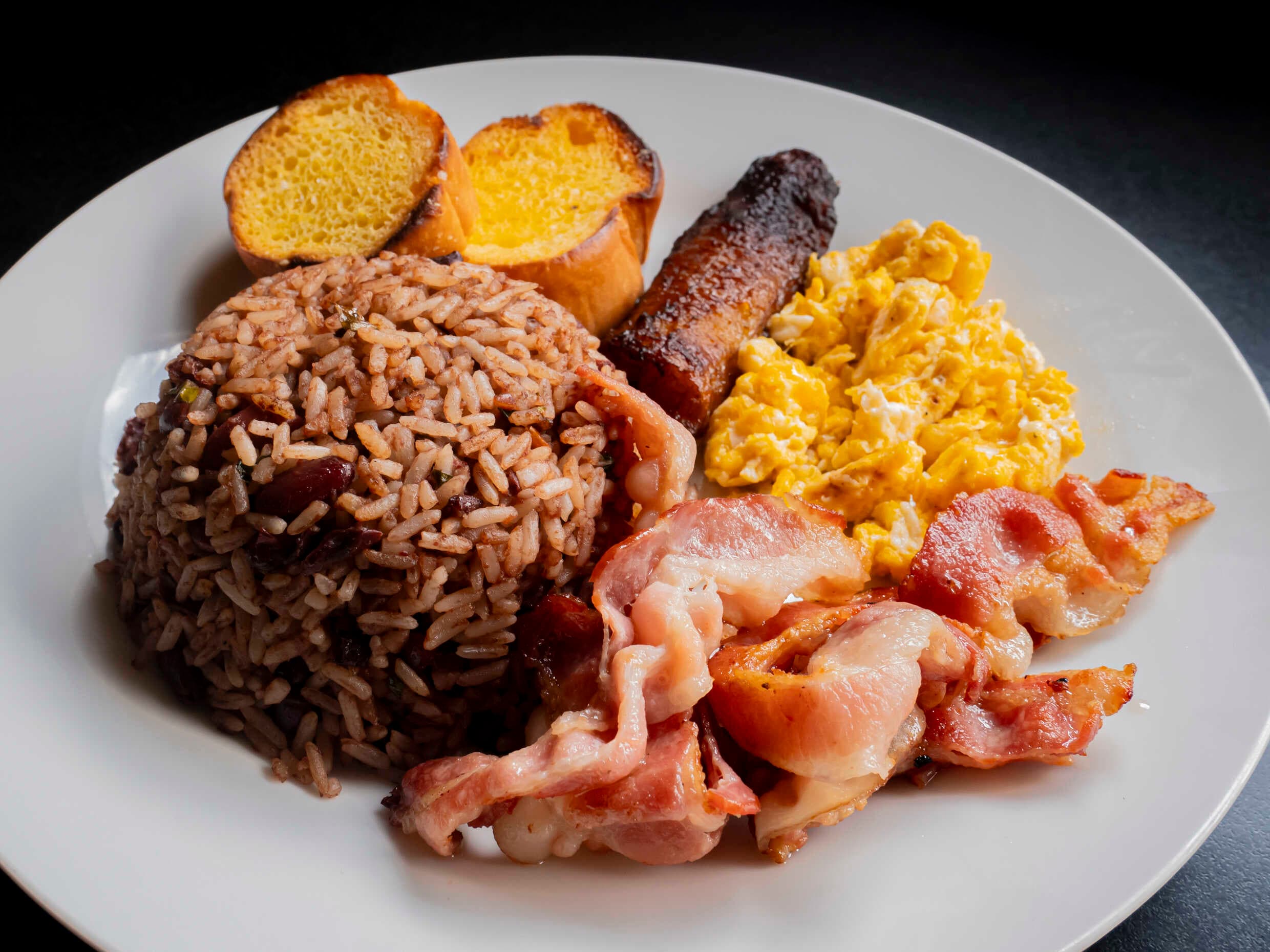 Gallo Pinto Economico con huevo y tocineta