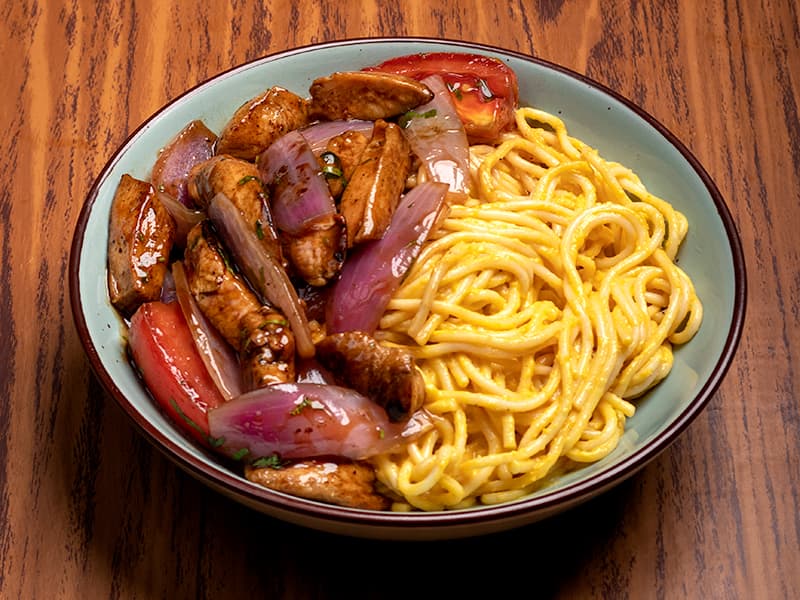 Spaghetti a la Huancaína con Pollo Saltado