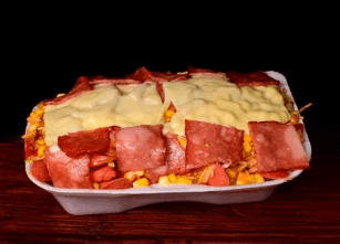 Salchipapa Gratinada con Maicitos