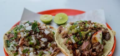 Taco grande hecho a mano con carne asada