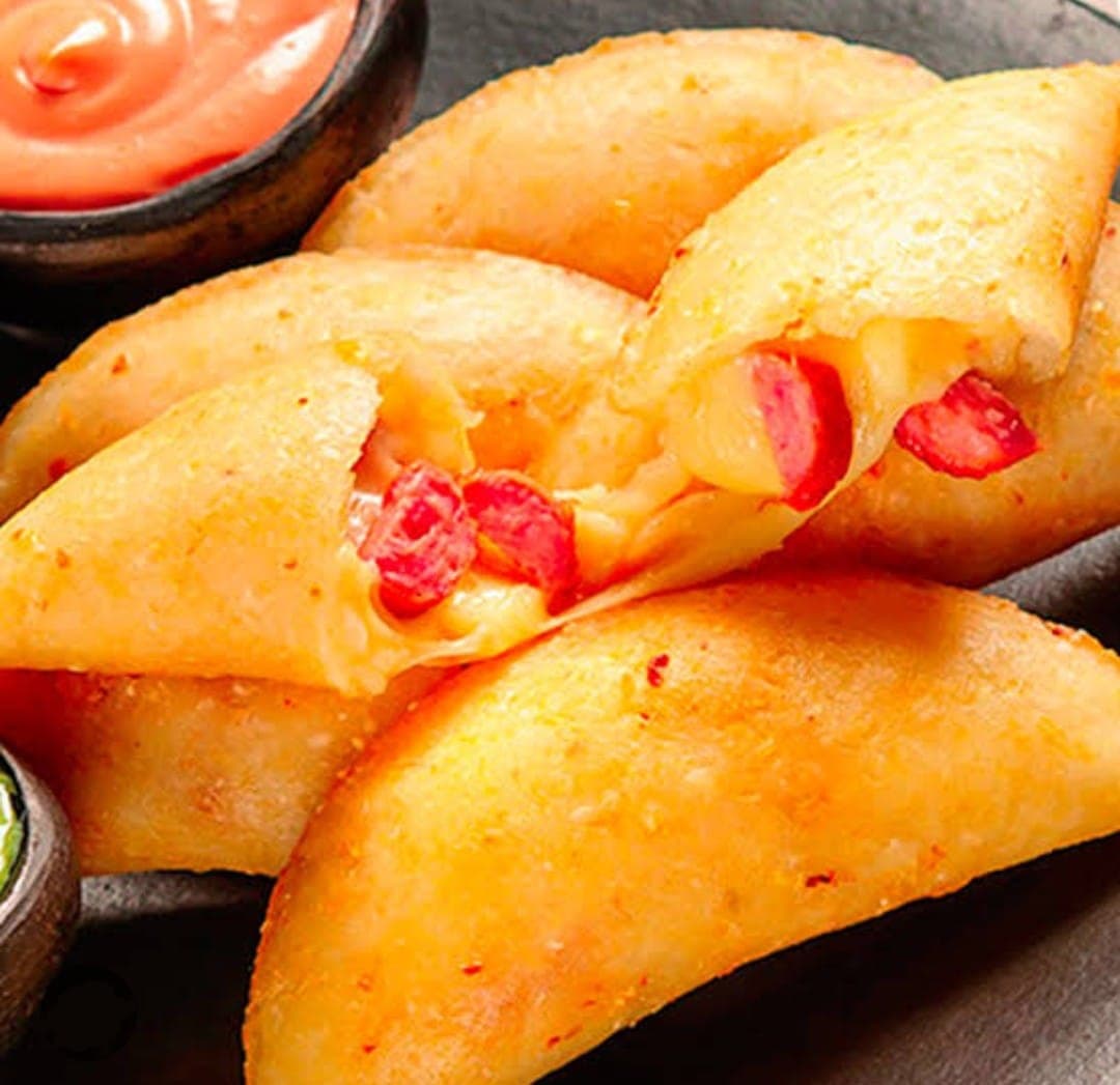 Empanada Relleno de Salchicha y Queso