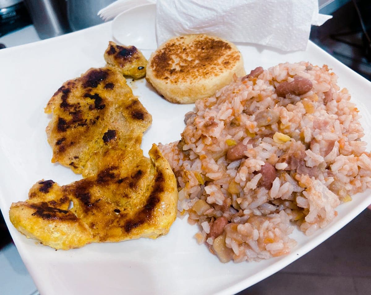 Desayuno 9(calentado, arroz, carne, arepa y café)