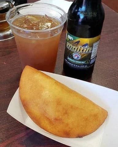 2 Empanadas Venezolanas y Gaseosa Postobón