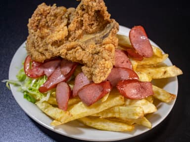 Pecho Broaster con Hot Dog