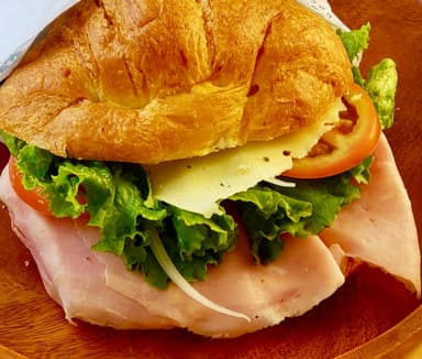 Croissant de jamón americano.