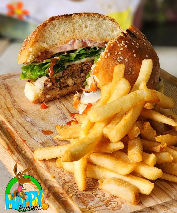 Hamburguesa Clásica con Papas y Té de Jazmín