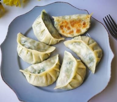 Empanada de cerdo y cebollinos  frita 6pcs