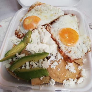 Chilaquiles  Huevo Estrellado + Bebida