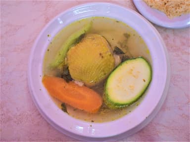 Caldo Blanco de Pollo con Verduras
