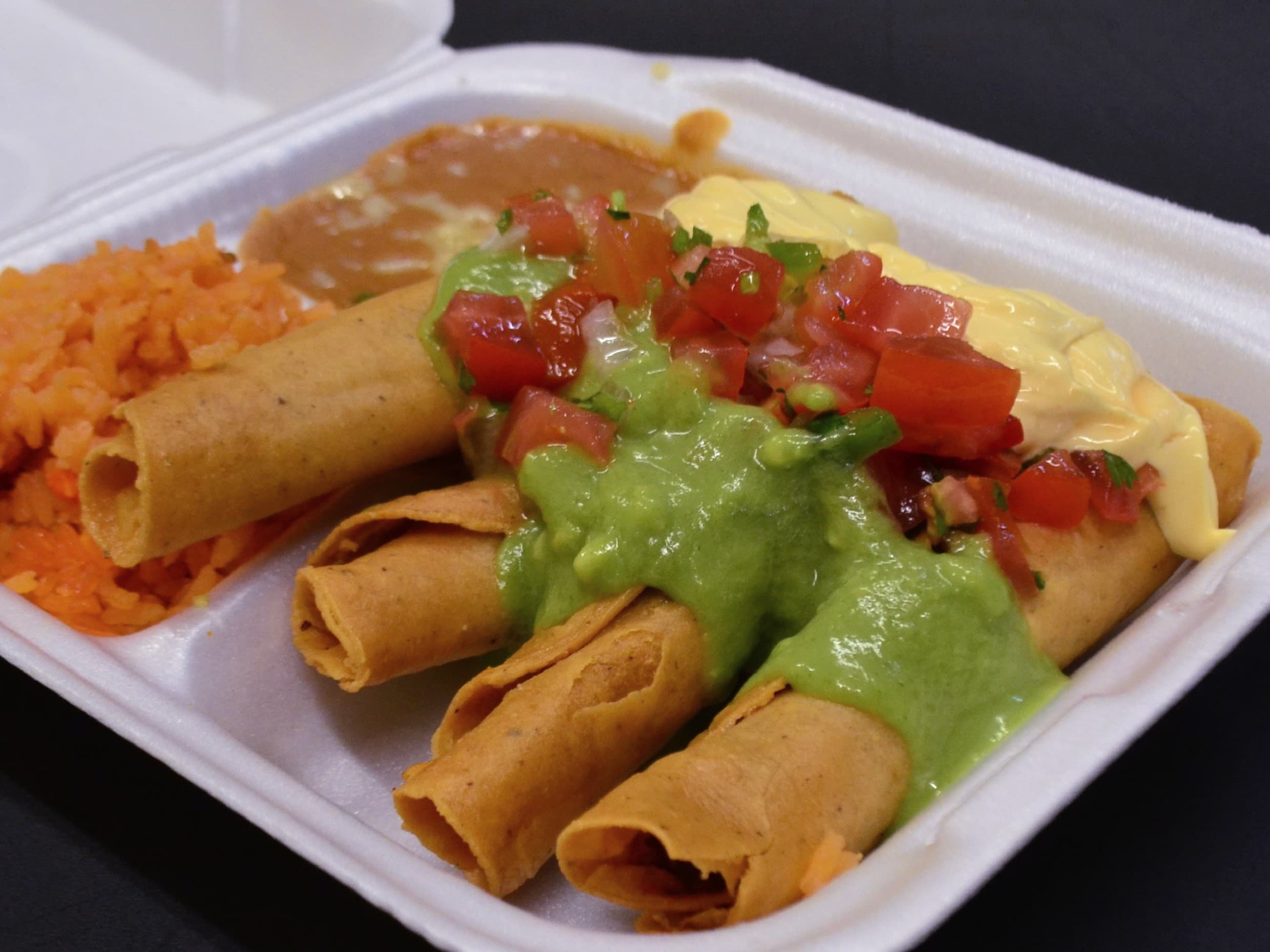 Combo: Orden de Flautas ➕ Consomé de Pollo Grande.
