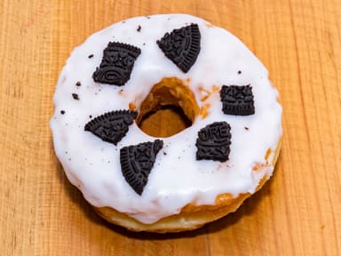 Dona glaseada con oreo