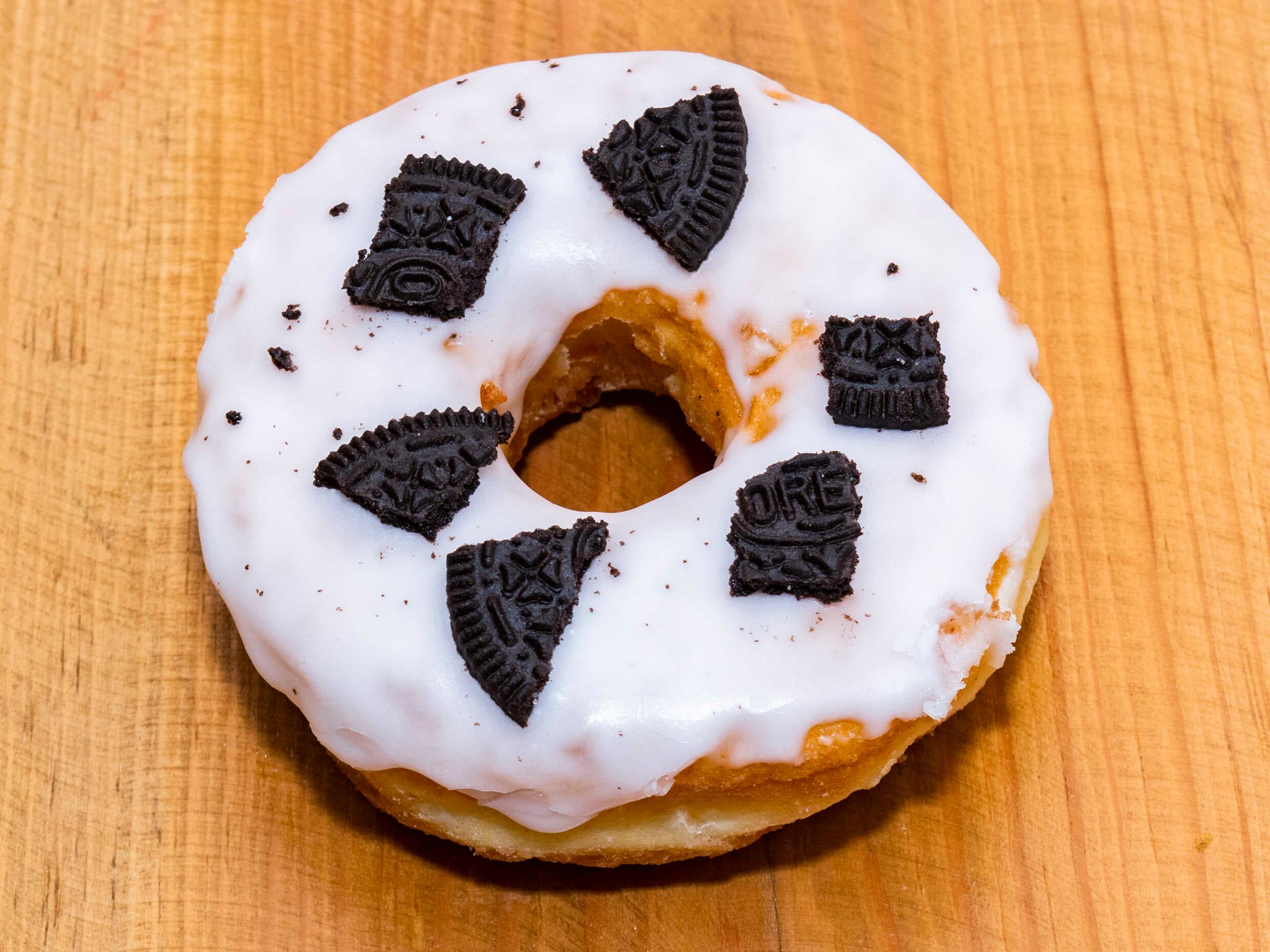 Dona glaseada con oreo
