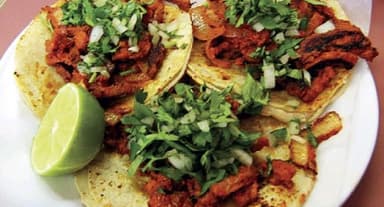 Tostada de Carnitas con Aguacate