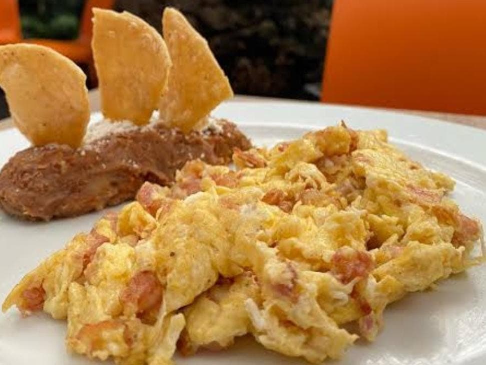 Huevo con jamón