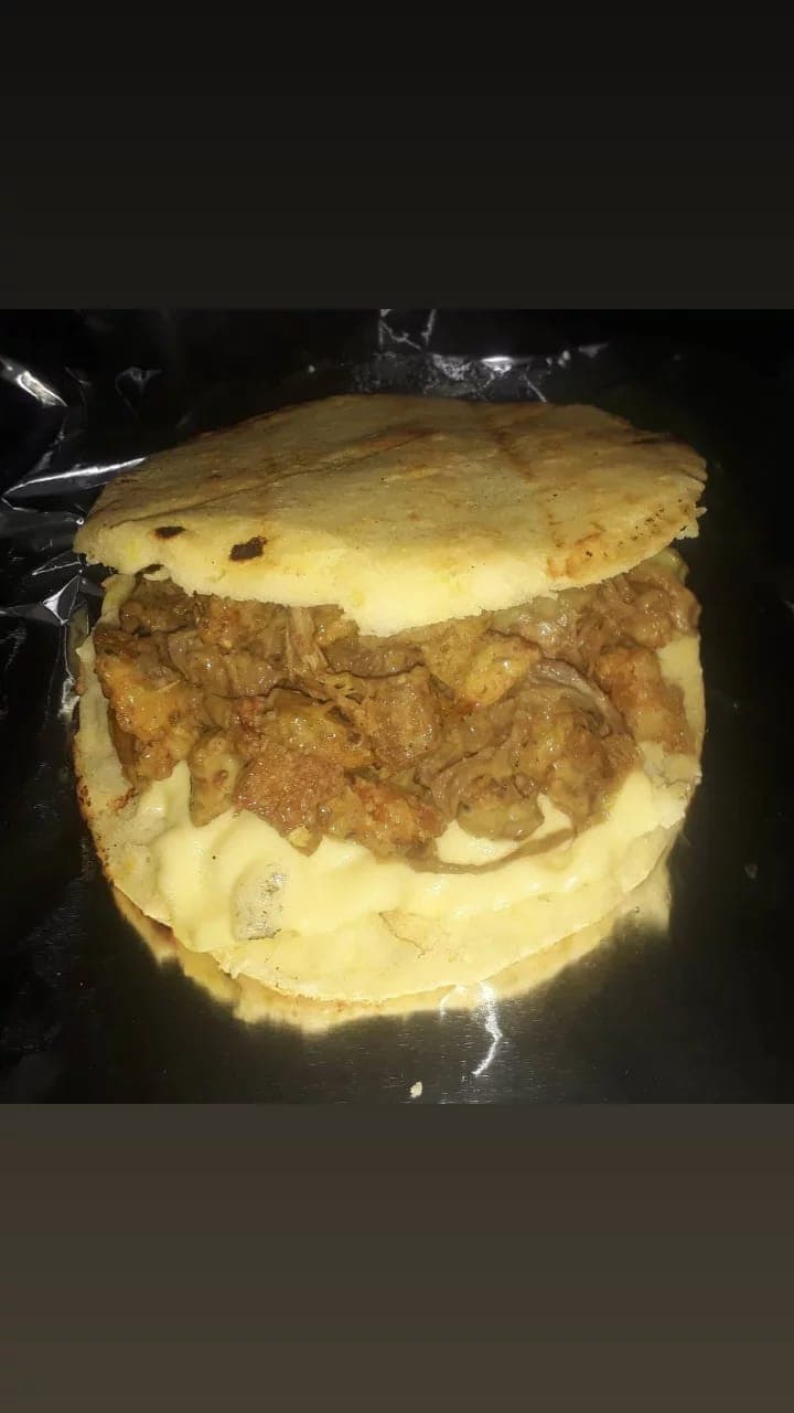 Arepa Carne Chicharrón.