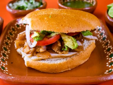 Torta de carnitas con cuero