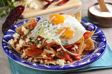 Chilaquiles Rojos con Huevo Estrellado