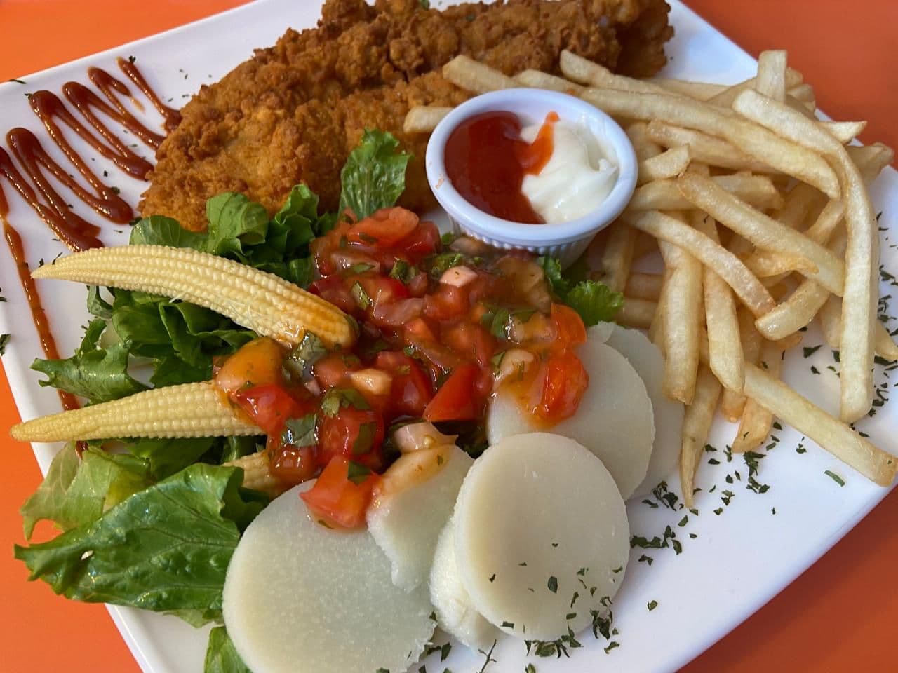 Ensalada de Pescado Empanizado