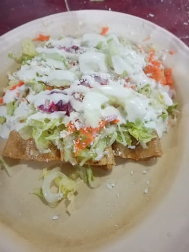 3 Enchiladas de Deshebrada + Agua de Medio litro