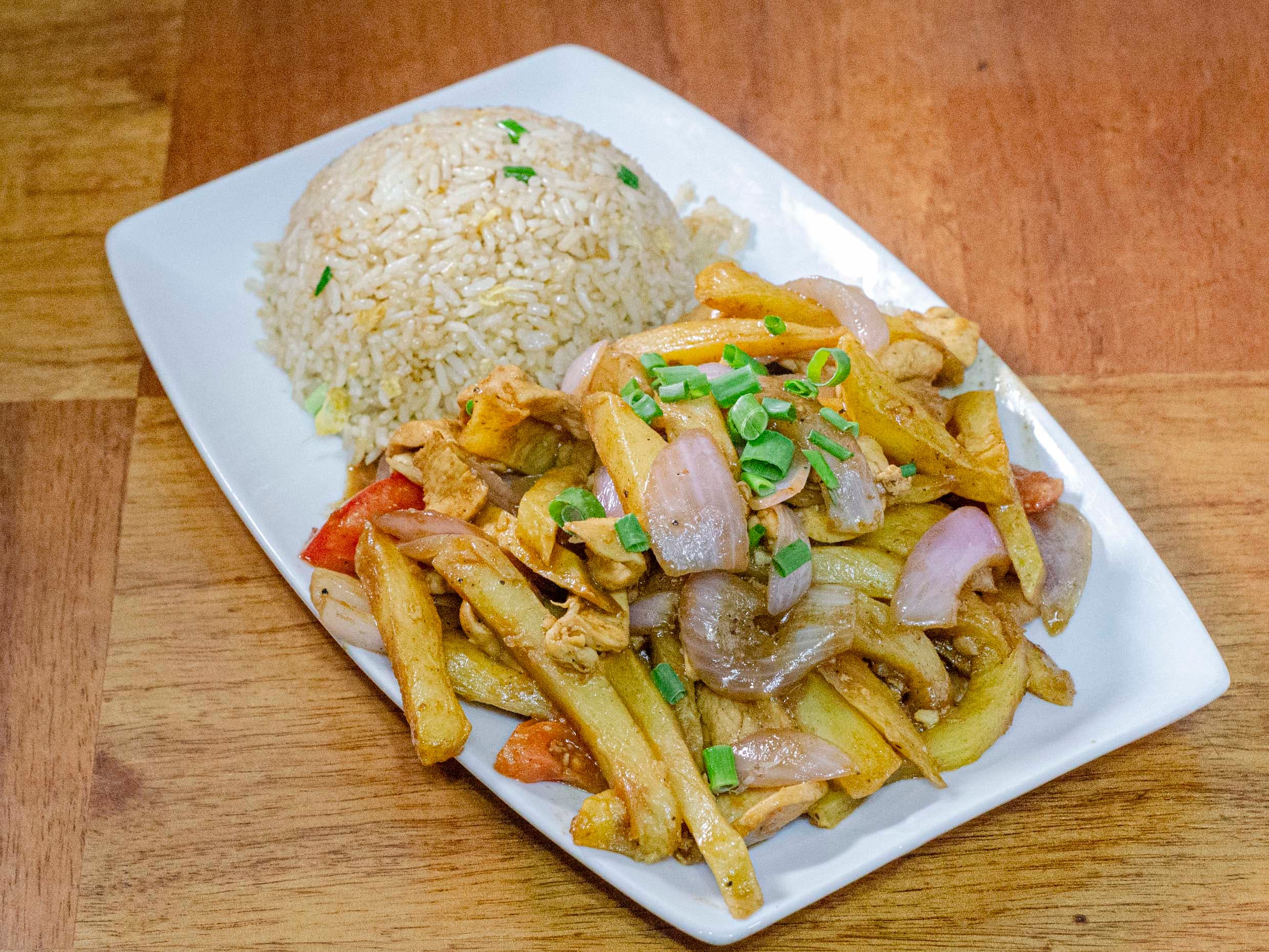 Arroz Chaufa y Lomo Saltado de Pollo